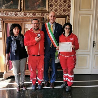 Alassio, un riconoscimento per il loro impegno in Croce Rossa ai militi Giancarlo e Beatrice