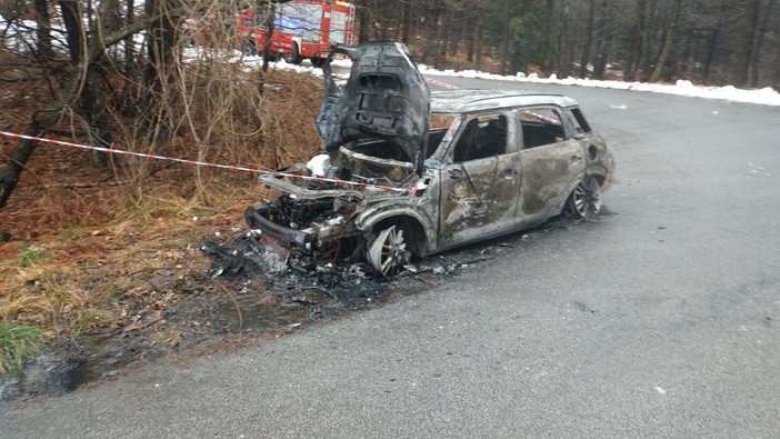 Auto in fiamme lungo la strada del Beigua: mezzo distrutto, nessun ferito