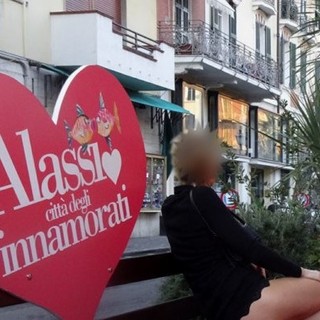 Alassio, foto a "luci rosse" sulla panchina degli innamorati