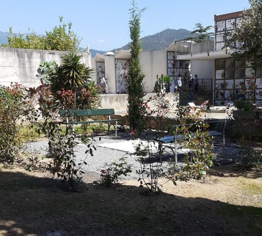 Loano, nel cimitero capoluogo conclusi i lavori per l'area di dispersione delle ceneri Loano, nel cimitero capoluogo conclusi i lavori per l'area di dispersione delle ceneri