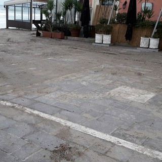 Alassio e i danni del maltempo: operazione pulizia in passeggiata (FOTOGALLERY)
