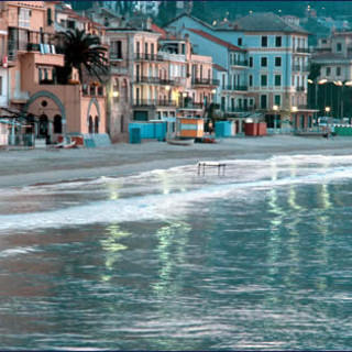Alassio: calano il buio e il silenzio per commemorare la tragedia di Genova
