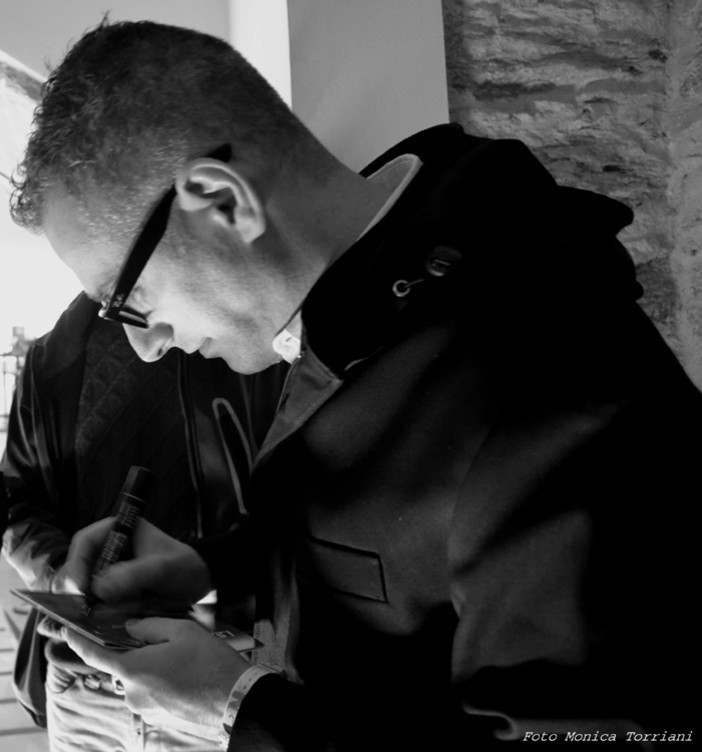 Loano: riparte il tour de “I sopravvissuti e i sommersi” del creativo ligure