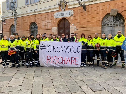 I volontari di Protezione civile di Albenga e Villanova in piazza per il flashmob #IONOVOGLIORISCHIARE I volontari di Protezione civile di Albenga e Villanova in piazza per il flashmob #IONOVOGLIORISCHIARE