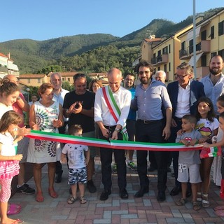 Albenga, dopo il restyling inaugurata la piazza 'Falcone e Borsellino' (FOTO)