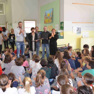 Andora, il Comitato Genitori consegna i computer acquistati alle medie "Benedetto Croce"