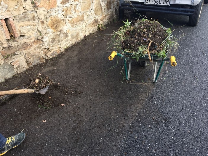 Alassio, operazioni di pulizia in via Cardellino, via Virgilio e via Galliano (FOTO)
