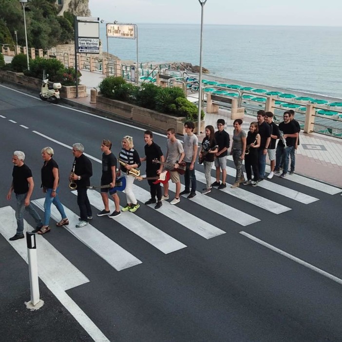 L'Accademia Rock in una spiritosa posa "beatlesiana"