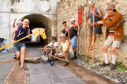 Albenga: grande successo per il calendario dei “Fieui di Carruggi”