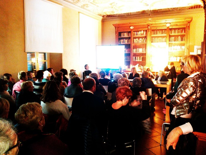 Enorme successo di pubblico per l'incontro ad Albenga sulla fibromialgia