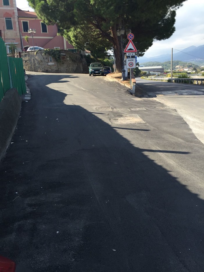 Albenga, proseguono gli interventi di asfaltatura nelle frazioni (FOTO)