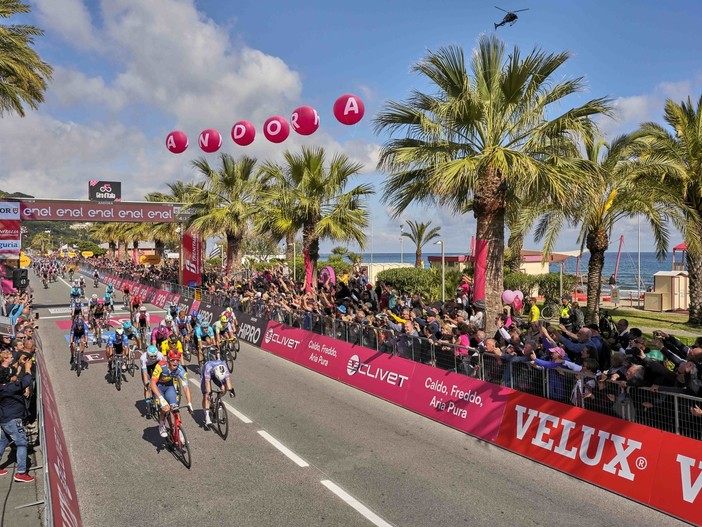 Giro d'Italia: Andora è la città di tappa meglio allestita, un successo il "Trofeo Senza Fine" alto otto metri Giro d'Italia: Andora è la città di tappa meglio allestita, un successo il "Trofeo Senza Fine" alto otto metri