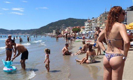 Alassio invasa dai turisti: budello e spiagge affollate (FOTO)