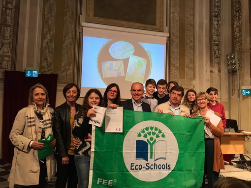 Albenga, consegnata la bandiera verde FEE ai bambini della scuola per l'infanzia San Clemente e ai ragazzi delle scuole di via degli Orti (FOTO)