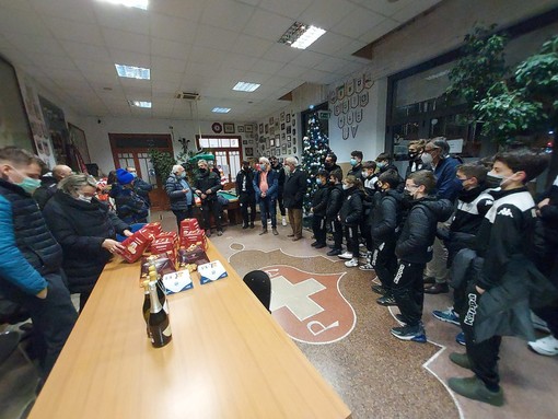 L'omaggio dell'Albenga Calcio ai militi della Croce Bianca ingauna (FOTO)