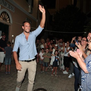 Tovo San Giacomo, bagno di folla per l'olimpionico Matteo Aicardi