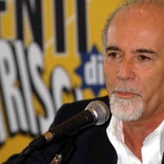 Antonio Ricci all'attacco di Claudio Baglioni: "Il botulino gli intoppa i ragionamenti nel cervello” Antonio Ricci all'attacco di Claudio Baglioni: "Il botulino gli intoppa i ragionamenti nel cervello”
