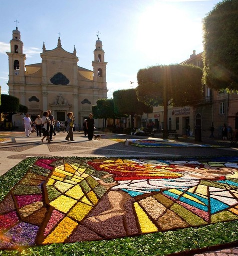 Infiorata nella piazza principale di Pietra Ligure (foto Mino Amandola) Infiorata nella piazza principale di Pietra Ligure (foto Mino Amandola)