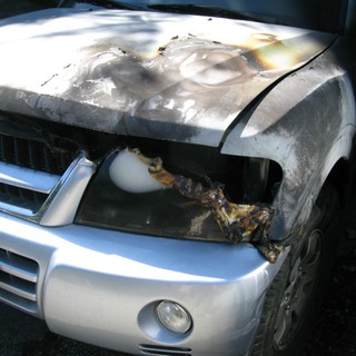 Due auto in fiamme nella notte ad Albissola (le foto) L'incendio è doloso. Vandali? Difficile.