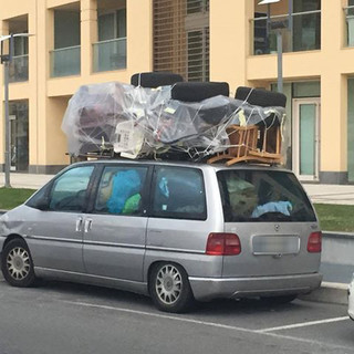 Intorno al Crescent le vetture con i "super bagagli"