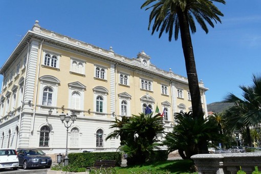 Alassio, minoranza critica: “A Pasqua troppi cantieri privati, cancellate decine di parcheggi”
