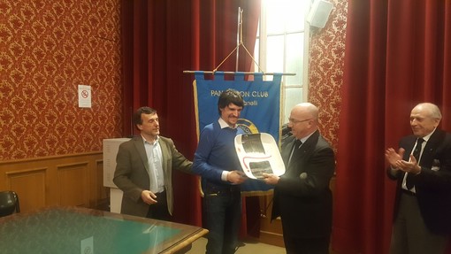 Savona: l’atleta paralimpico Campione Italiano di triathlon Alessandro Mennella riceve il premio Luigi De Manincor Savona: l’atleta paralimpico Campione Italiano di triathlon Alessandro Mennella riceve il premio Luigi De Manincor