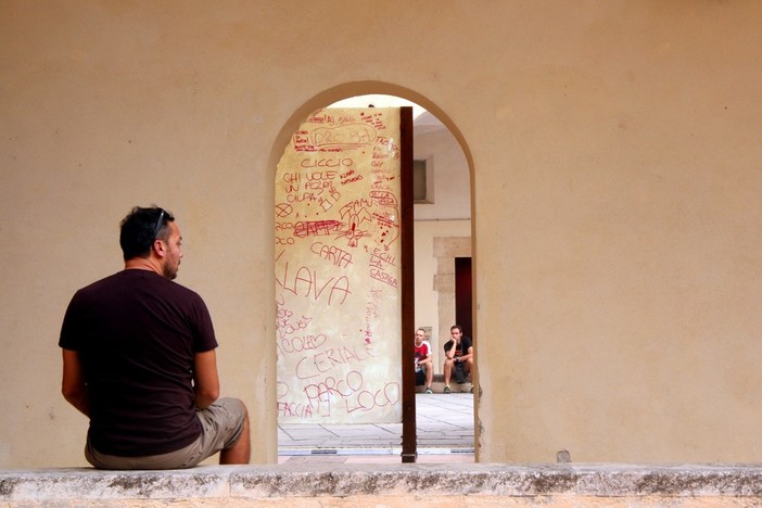 Loano, nella Sala del Mosaico la mostra “Attese” di Roberto “Avilo” Oliva Loano, nella Sala del Mosaico la mostra “Attese” di Roberto “Avilo” Oliva