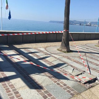 Albisola, il caldo fa alzare la pavimentazione: transennato un lato della passeggiata (FOTO)