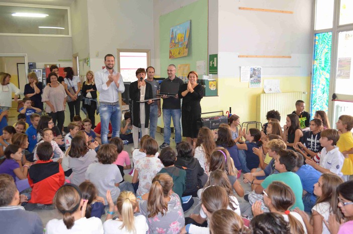 Andora, il Comitato Genitori consegna i computer acquistati alle medie "Benedetto Croce" Andora, il Comitato Genitori consegna i computer acquistati alle medie "Benedetto Croce"