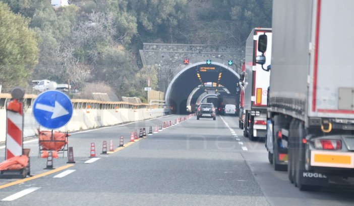 "Cantieri infiniti e code da incubo, il cashback non basta". Regione Liguria chiederà nuove misure ad Autostrade "Cantieri infiniti e code da incubo, il cashback non basta". Regione Liguria chiederà nuove misure ad Autostrade