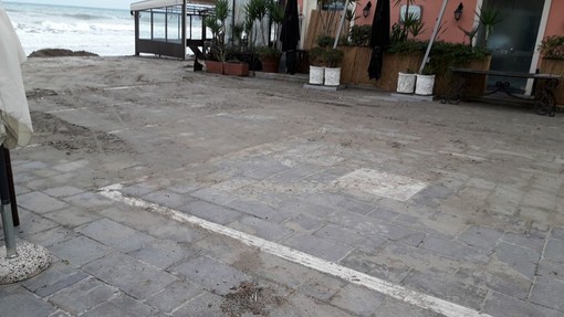 Alassio e i danni del maltempo: operazione pulizia in passeggiata (FOTOGALLERY)