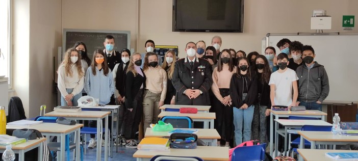 Alassio, carabinieri in cattedra alle Ollandini. Tra cronaca ed educazione civica, hanno spiegato anche come si diventa carabiniere