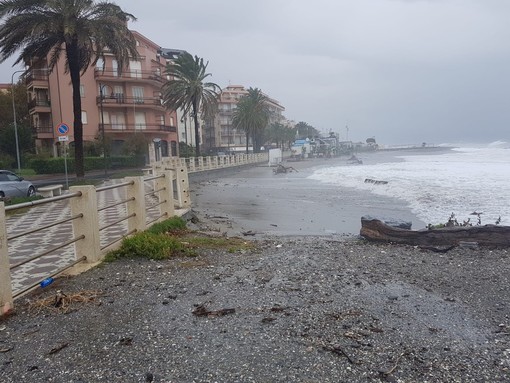 Forte mareggiata ad Albenga, primi disagi per la città delle Torri (FOTO e VIDEO)