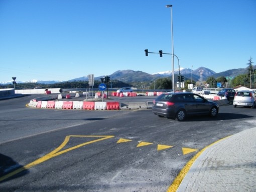 Albenga: il Comune elimina una rotonda (ricilabile) per motivi di sicurezza