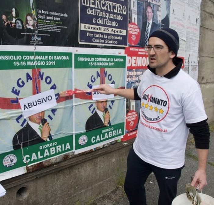 Campagna elettorale Savona: Augusto Perseo del Movimento 5 stelle aggredito da uno sconosciuto