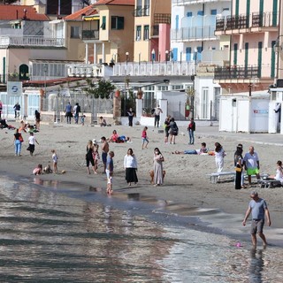 Alassio, aspettando la zona gialla un primo assaggio di primavera sulle spiagge (FOTO)