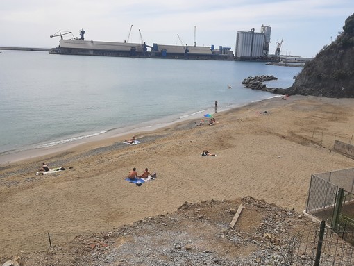 Albissola, riapre dopo settimane di attesa la spiaggia della Madonnetta (FOTO) Albissola, riapre dopo settimane di attesa la spiaggia della Madonnetta (FOTO)