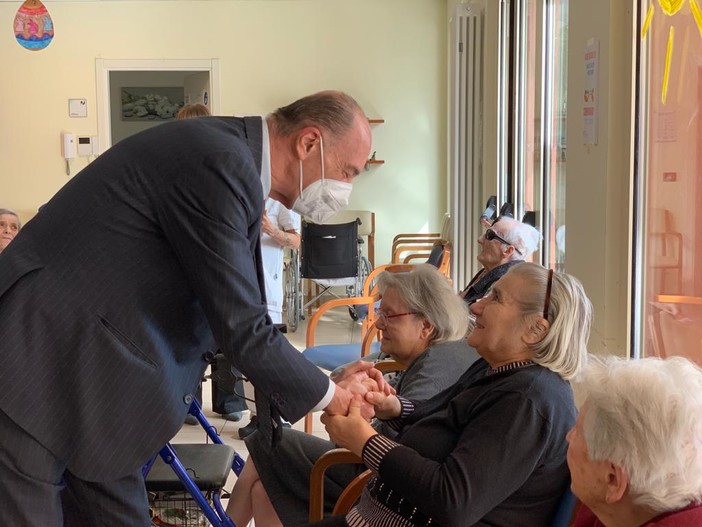 Alassio, auguri di Pasqua nuovamente in presenza al centro "L'Isola che c'è" e alla Residenza Giacomo Natale (FOTO) Alassio, auguri di Pasqua nuovamente in presenza al centro "L'Isola che c'è" e alla Residenza Giacomo Natale (FOTO)