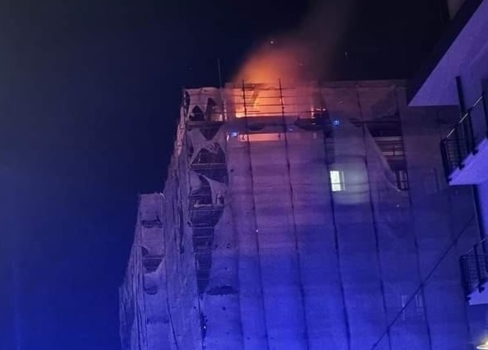 Albenga, incendio palazzina in ristrutturazione: l'allarme lanciato da un inquilino di uno stabile vicino Albenga, incendio palazzina in ristrutturazione: l'allarme lanciato da un inquilino di uno stabile vicino