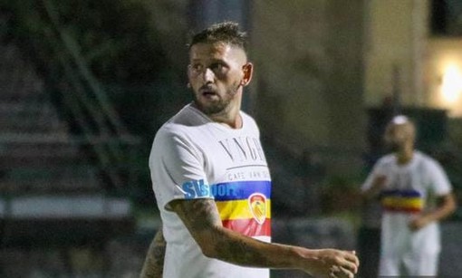 Calcio e scommesse, "La Verità" chiama in causa anche il centrocampista del Finale Antonio Esposito Calcio e scommesse, "La Verità" chiama in causa anche il centrocampista del Finale Antonio Esposito