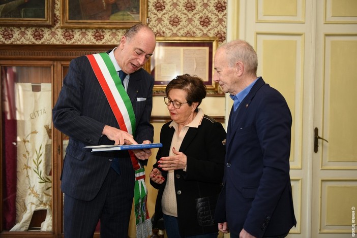 Alassio, a Maria e Lorenzo Ambrosetti l'Attestato di Fedeltà consegnato dal sindaco Melgrati