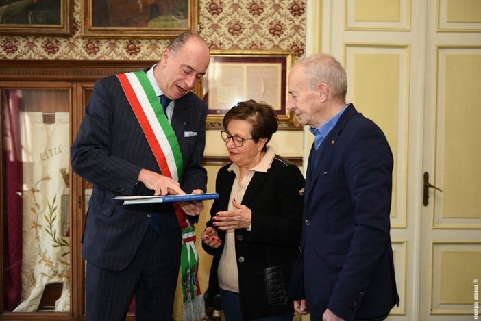 Alassio, a Maria e Lorenzo Ambrosetti l'Attestato di Fedeltà consegnato dal sindaco Melgrati Alassio, a Maria e Lorenzo Ambrosetti l'Attestato di Fedeltà consegnato dal sindaco Melgrati