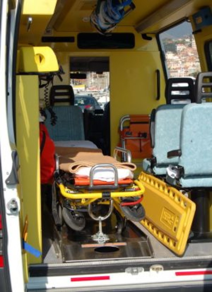 Vado: centra un&amp;#039;auto mentre esce dal parcheggio, un fer