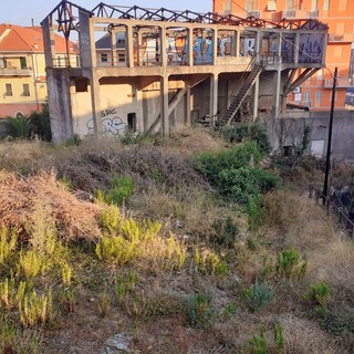 Nelle foto l'area ex Italcementi