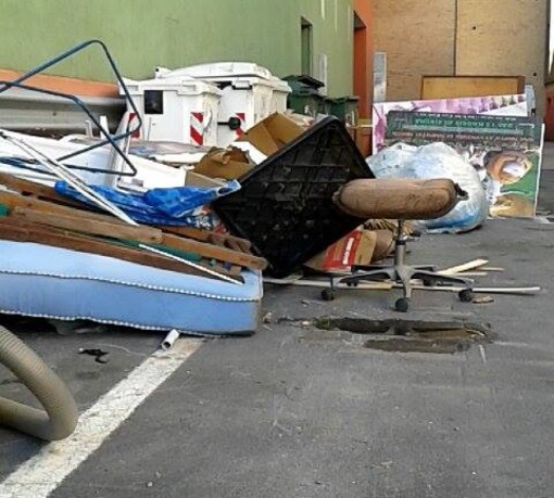 Discariche abusive ad Albenga, la segnalazione di alcuni lettori Discariche abusive ad Albenga, la segnalazione di alcuni lettori