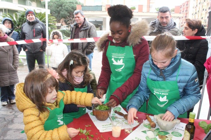 Andora: a Pasqua si torna in piazza a fare il pesto Andora: a Pasqua si torna in piazza a fare il pesto