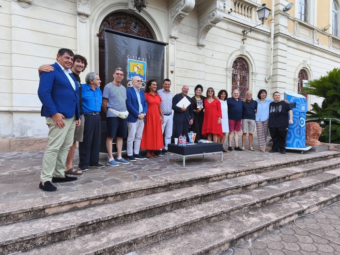 Alassio Aperilibro: narrazione, sapori e voci autorevoli nella piazza della Libertà Alassio Aperilibro: narrazione, sapori e voci autorevoli nella piazza della Libertà