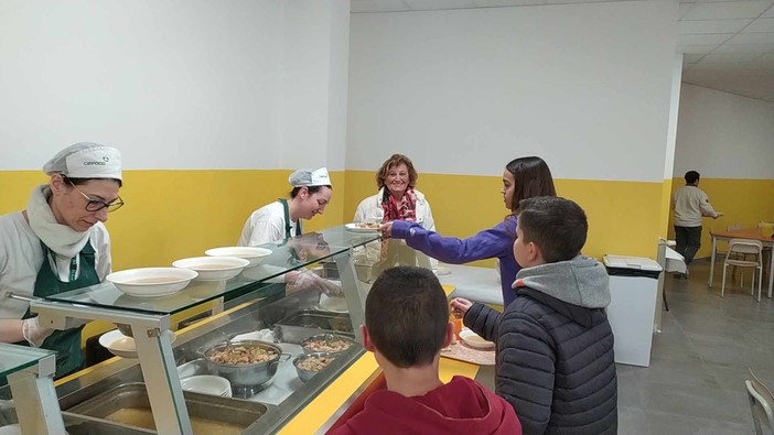 Scuole medie di Andora: arrivano la "mensa self service antispreco" e il menù multietnico Scuole medie di Andora: arrivano la "mensa self service antispreco" e il menù multietnico