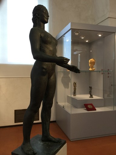 Il municipio di Savona cambia look, con un nuovo sportello e un'opera di Renata Cuneo Il municipio di Savona cambia look, con un nuovo sportello e un'opera di Renata Cuneo