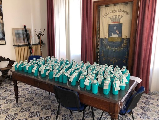 Albisola Plastic Free, borracce di vetro in regalo alla scuola e al personale comunale